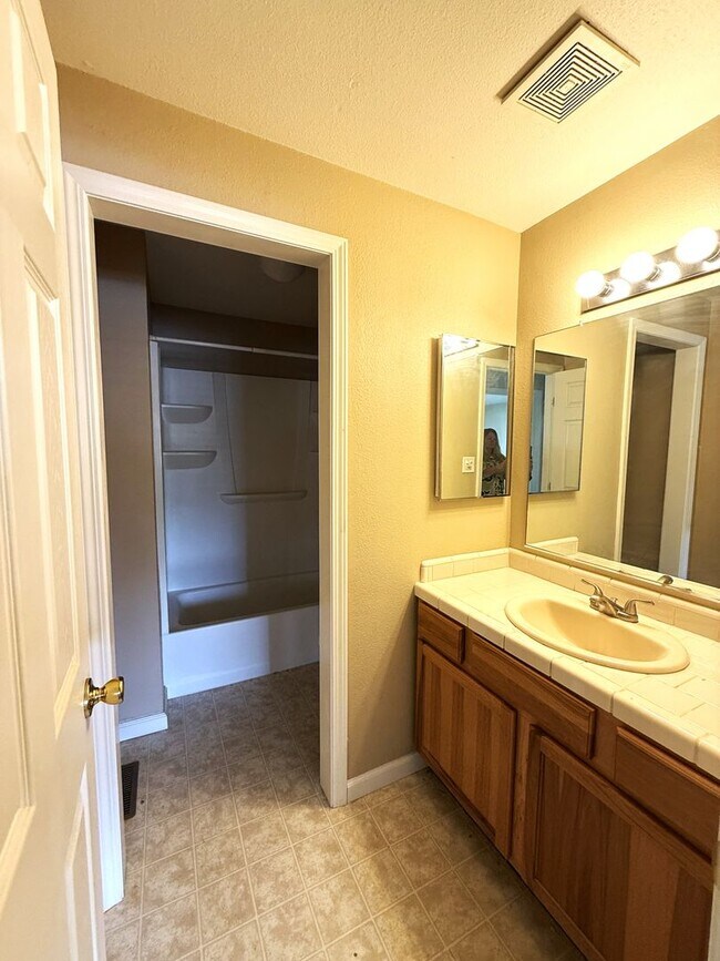 Building Photo - Adorable townhome in the desirable Woodside-Sparks community!
