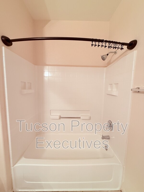 Building Photo - 2550 E River Rd