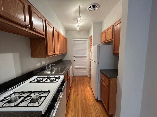 Building Photo - 6535 N Mozart-1R