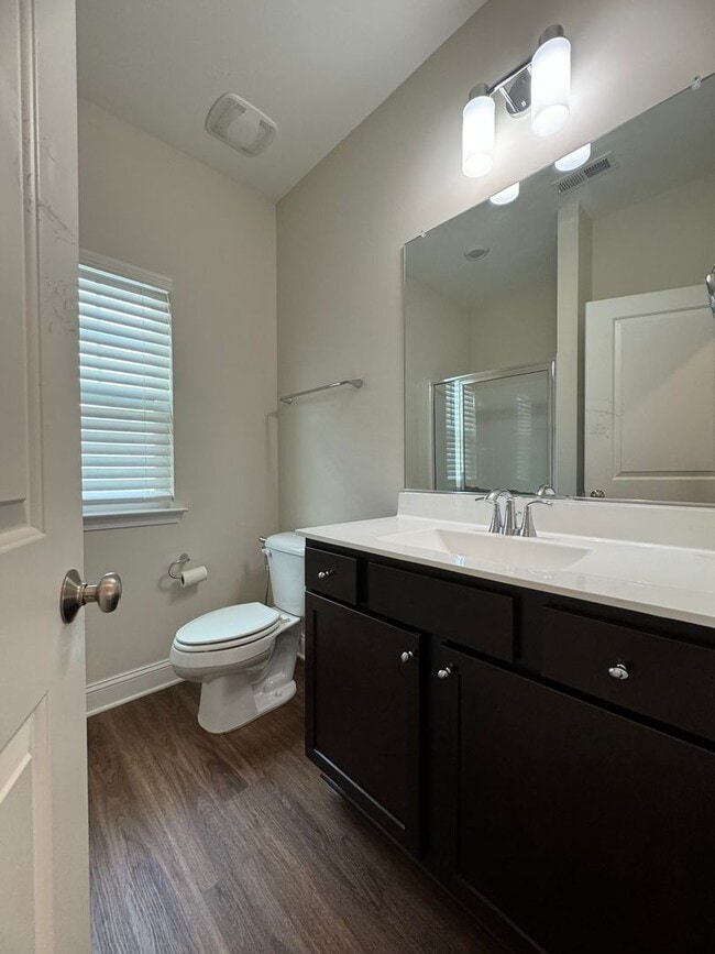 Building Photo - Spacious 4BR 3BA home in Northern Greensboro