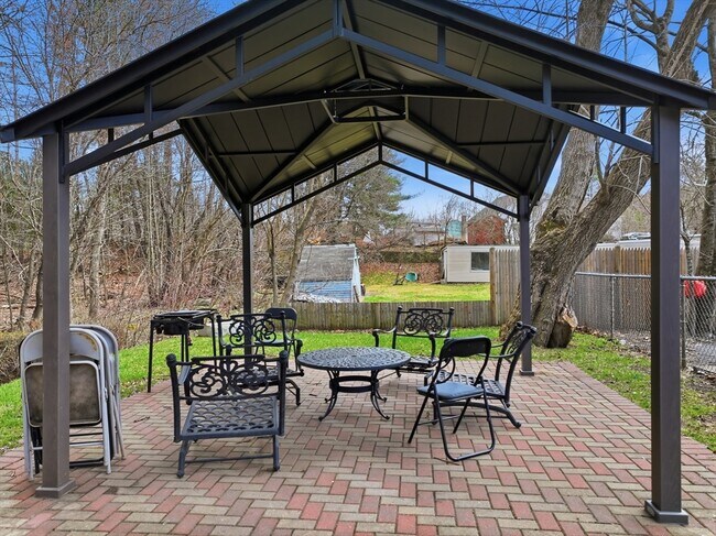 Building Photo - 146 Hecla St