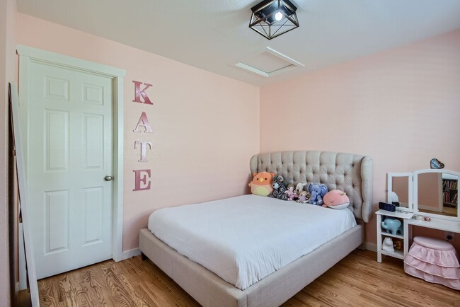 Building Photo - Beautiful 4 Bedroom Home with Stunning Vie...