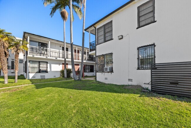 Building Photo - BRIGHT & SPACIOUS | 1 BED 1 BATH | FULL KITCHEN & PARKING INCLUDED