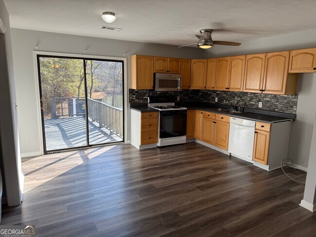 Building Photo - 110 Central Lake Dr