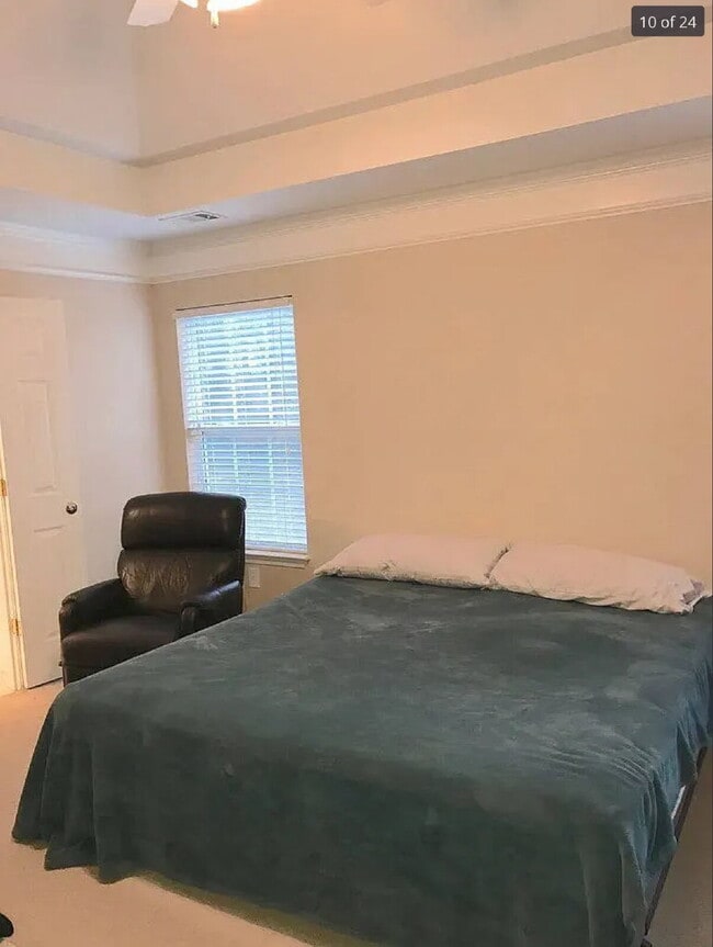 Building Photo - 4 bed/3bth with over 2000 sq ft. In beauti...