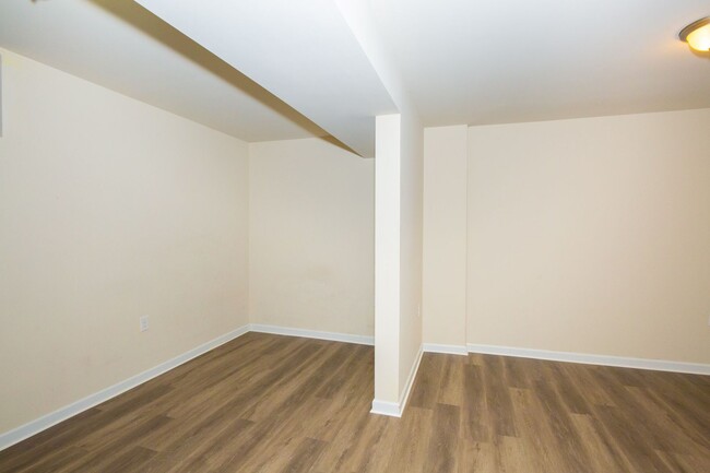 Building Photo - 3 bed, 2full/2 half bath Townhome in Marti...