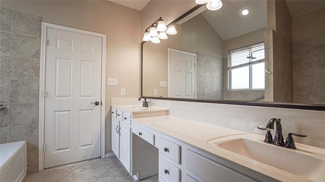 Building Photo - 2060 Garden Crest Dr