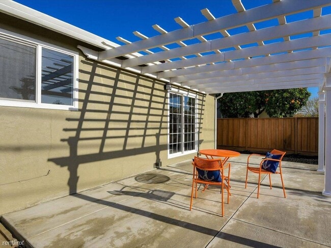 Building Photo - 4836 Serra Ave