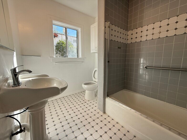 Building Photo - 2217 Selby Ave