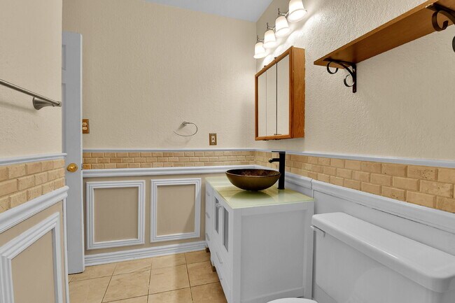 Building Photo - $1,595.00, 2 bed, 1 bath Located in Denver with a washer and dryer + 1/2 off first month rent