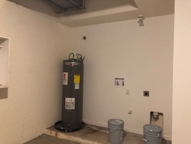 Building Photo - Experience this Large Cape Coral 3 bedroom 2 bath duplex with 1 car garage and screened in lanai.