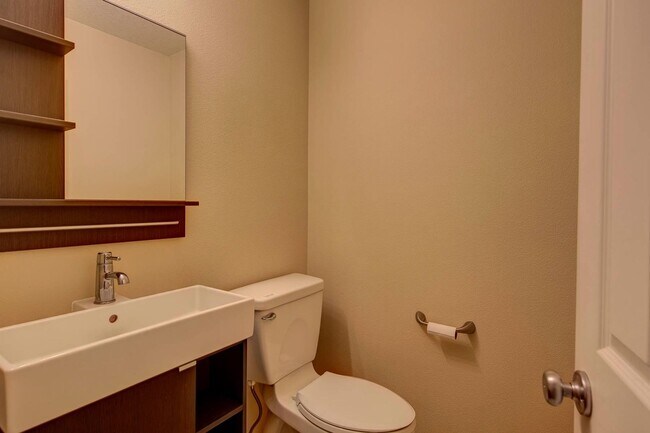 Building Photo - Bethany Single Family Home 4 Bed + Office 2.5 Bath!