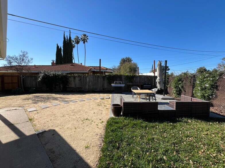 Building Photo - 1723 Bowling Green Dr