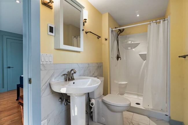 Building Photo - 1 Shoreline Dr