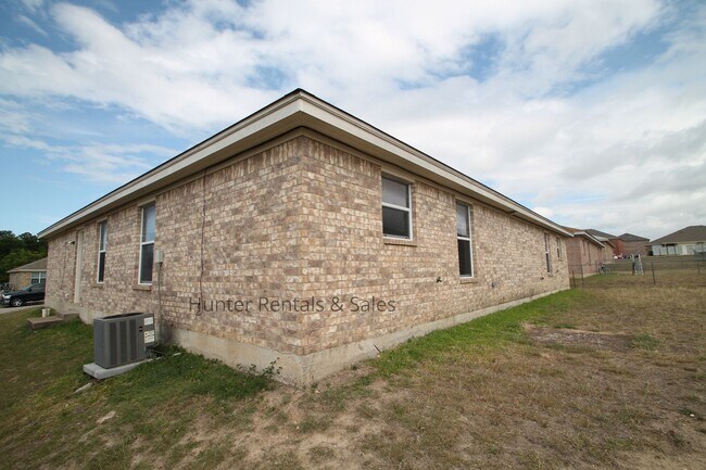 Building Photo - Cove Three-Bedroom!