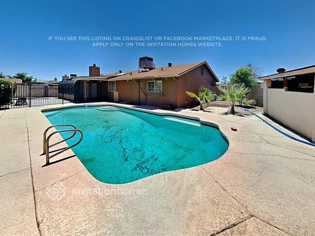 Building Photo - 10108 W Glenrosa Ave