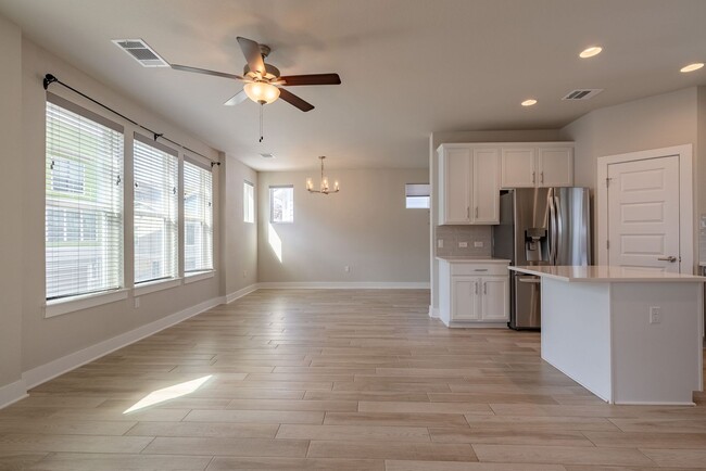 Building Photo - Beautiful 2 bedroom, 2.5 bathroom home in South East Austin!!!