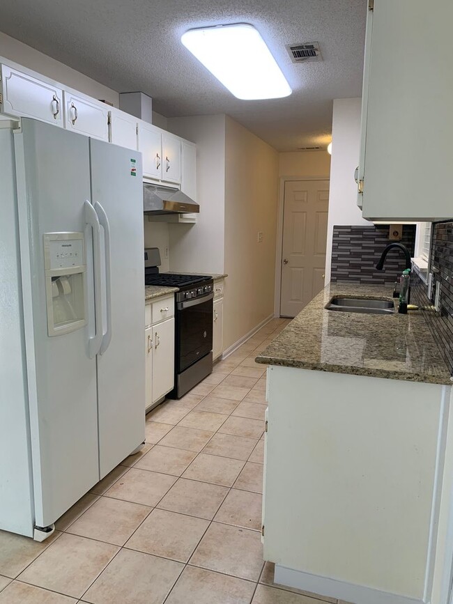 Building Photo - Charming 4BR House in Hampton