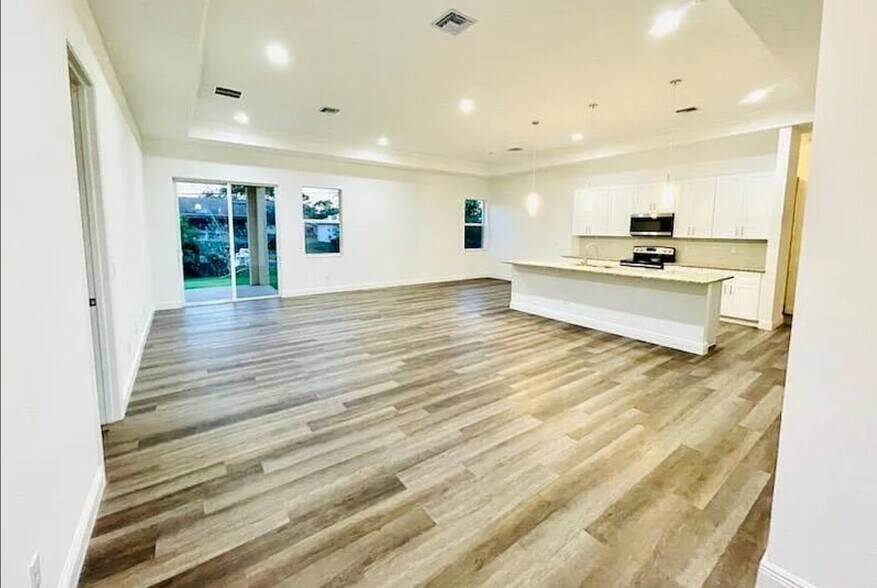 Building Photo - 986 SW College Park Rd