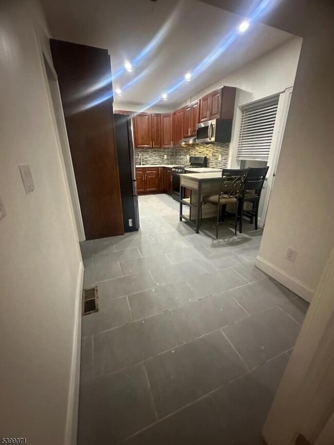 Building Photo - 192 Fairview Ave