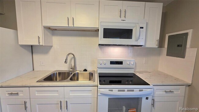 Building Photo - 33507 Berville Ct
