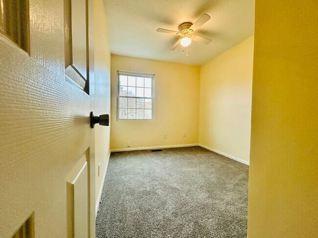 Building Photo - 718 Spence Cir