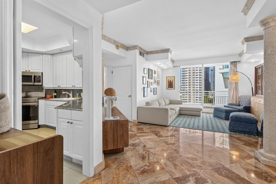 Building Photo - 888 Brickell Key Dr