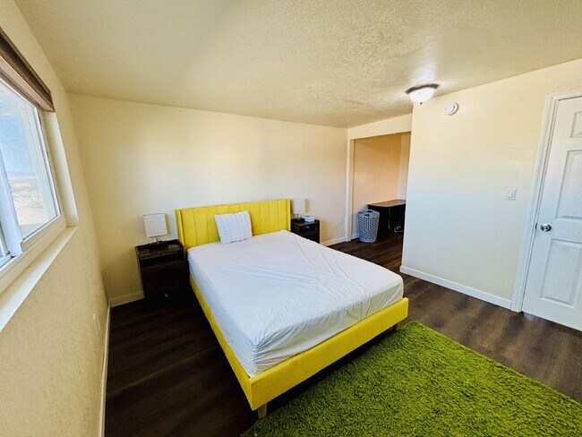 Building Photo - 4 bedrooms, 2 kitchens, 2.5 bathrooms, lau...