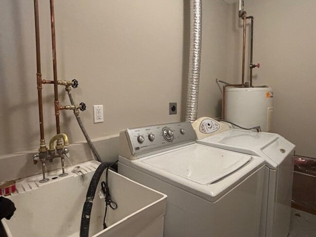 Building Photo - Awesome 2 BR/1.5 BA Townhome in St. Paul!