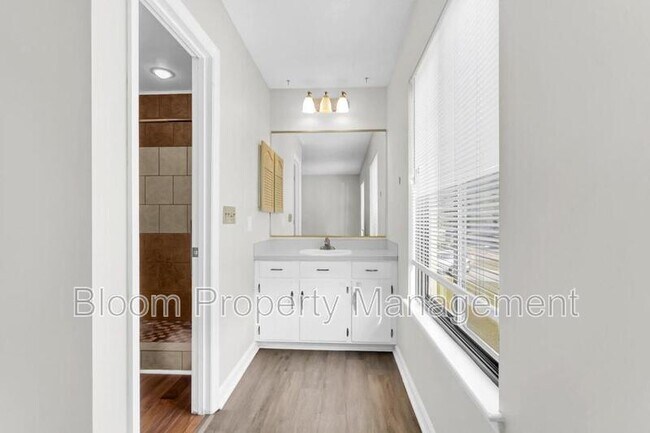 Building Photo - 111 Cottonwood Dr