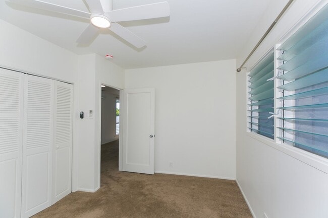 Building Photo - 4715b Kahala Ave