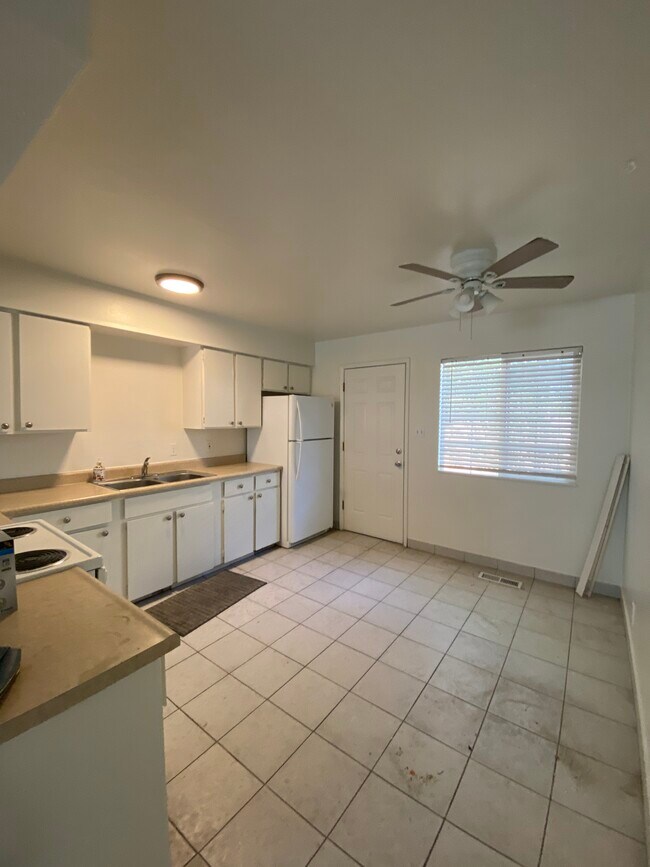 KITHCHEN - 1132 Parkview Street