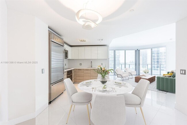 Building Photo - 1300 Brickell Bay Dr