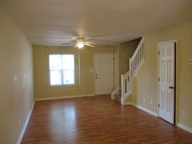 Building Photo - Pretty Townhouse for Rent in Rachel's Keep...