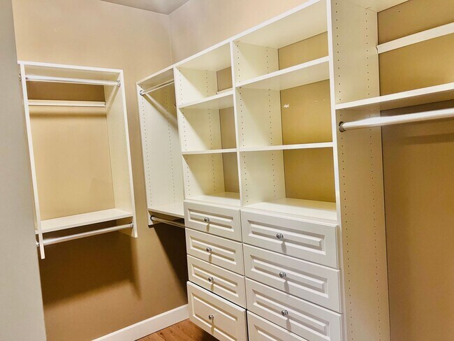 Building Photo - Must See! Beautiful 3bd/ + Bonus Rm/2.5 bath/ Primary Bed on Main/ /Heat Pump/Updated Features