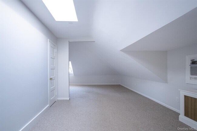 Building Photo - 453 Beach Ave