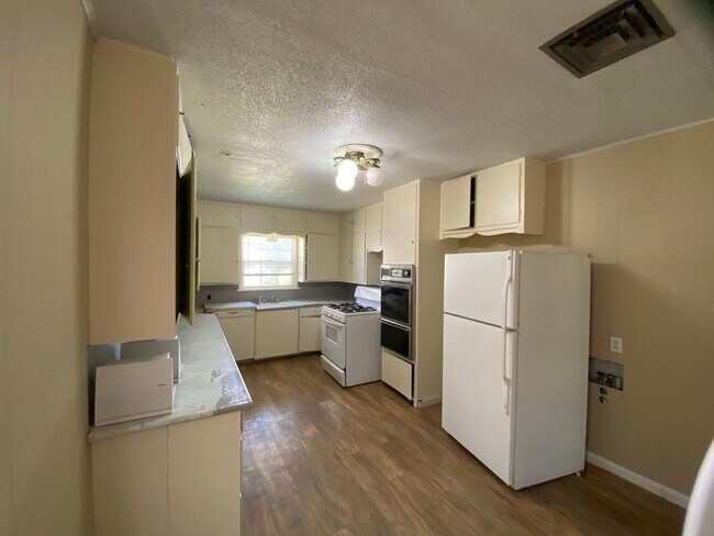 Building Photo - Spacious, remodeled 4 Bed, 2 Bath Home in ...
