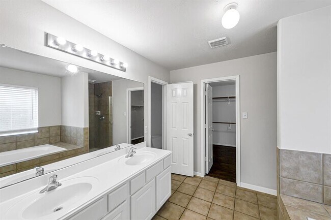 Building Photo - 4818 Plum Forest Rd