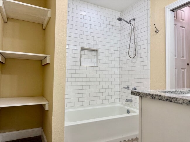 Building Photo - House For Rent