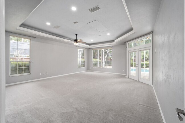 Building Photo - Beautiful Hom in India Station
