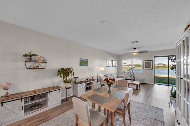 Building Photo - 736 Royal Empress Dr