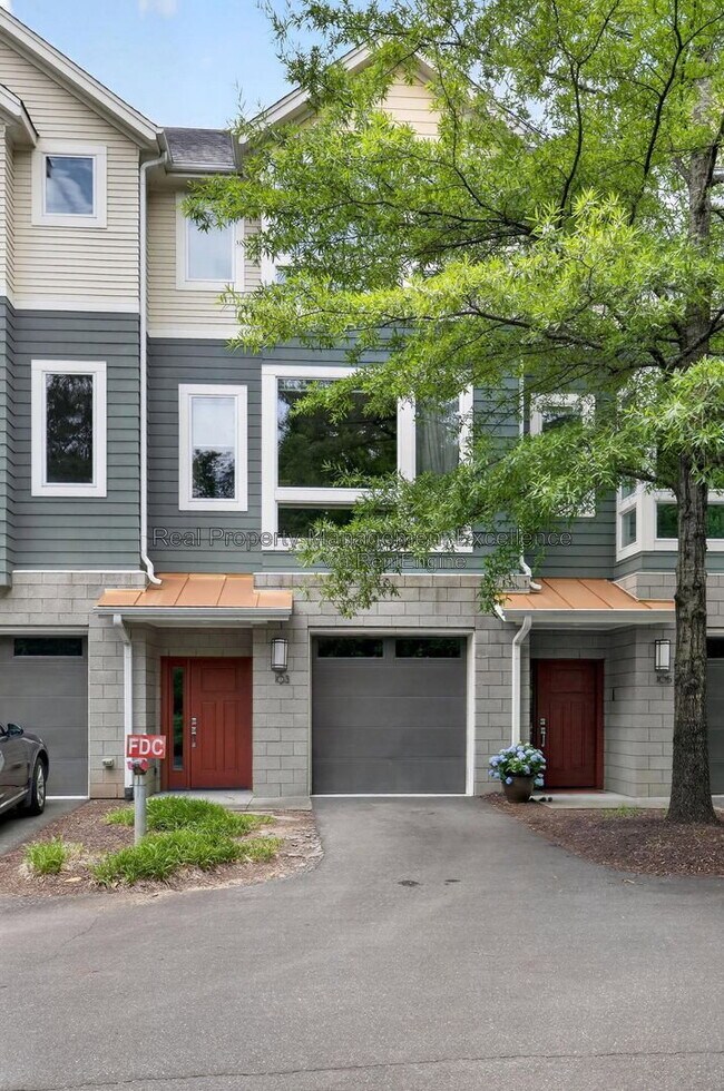 Building Photo - 515 Hillsborough St