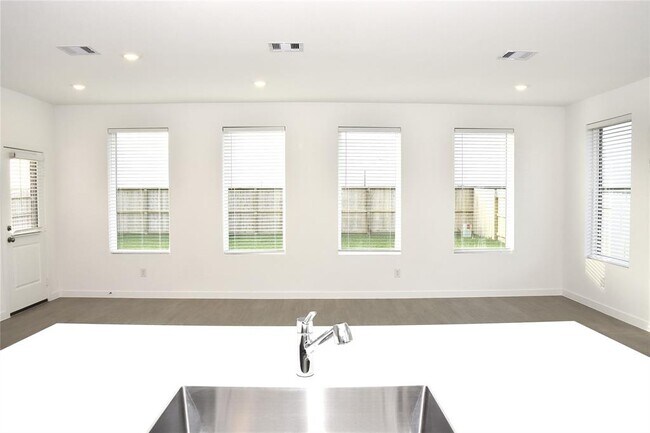 Building Photo - 10606 Summers Wy