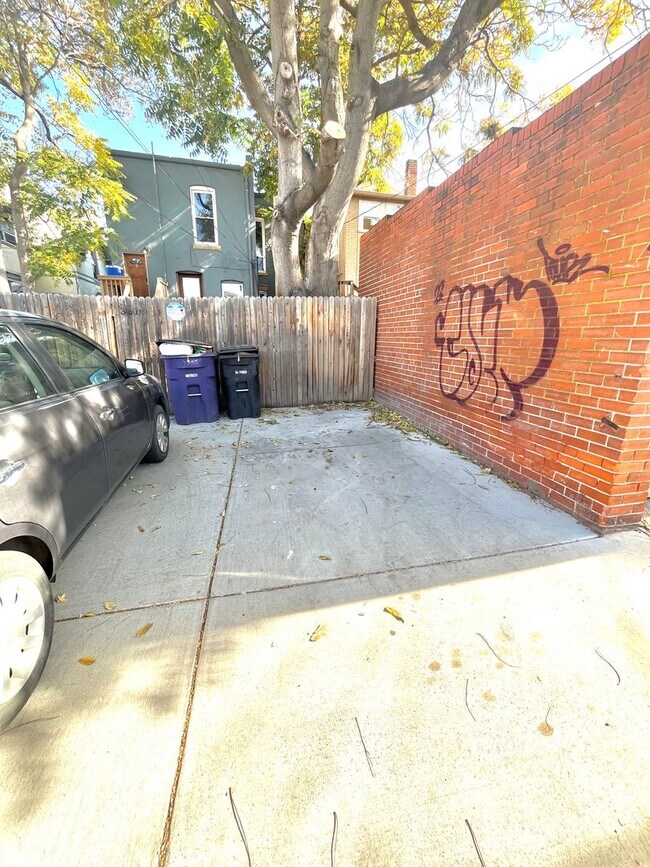 Building Photo - Charming 2 bed 1 bath W/D in unit, free parking, renovated kitchen, fenced backyard, in a walkabl...