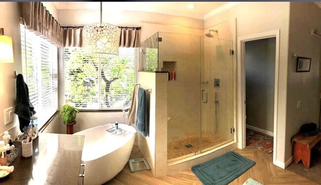 Building Photo - Stunning 4 Bed/2.5 Bath Home in highly desirable Spanish Oaks Neighborhood