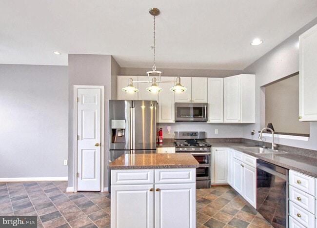 Building Photo - 9902 Woodview Dr