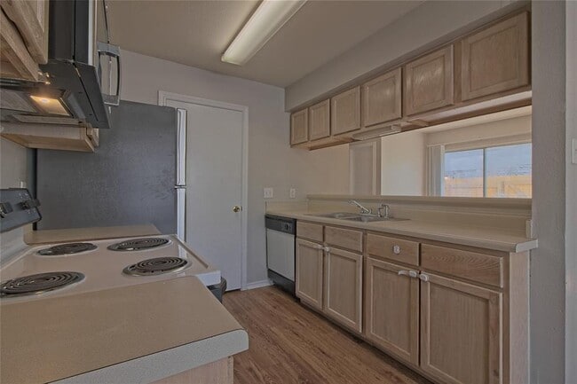 Building Photo - 2211 Creekside Ln