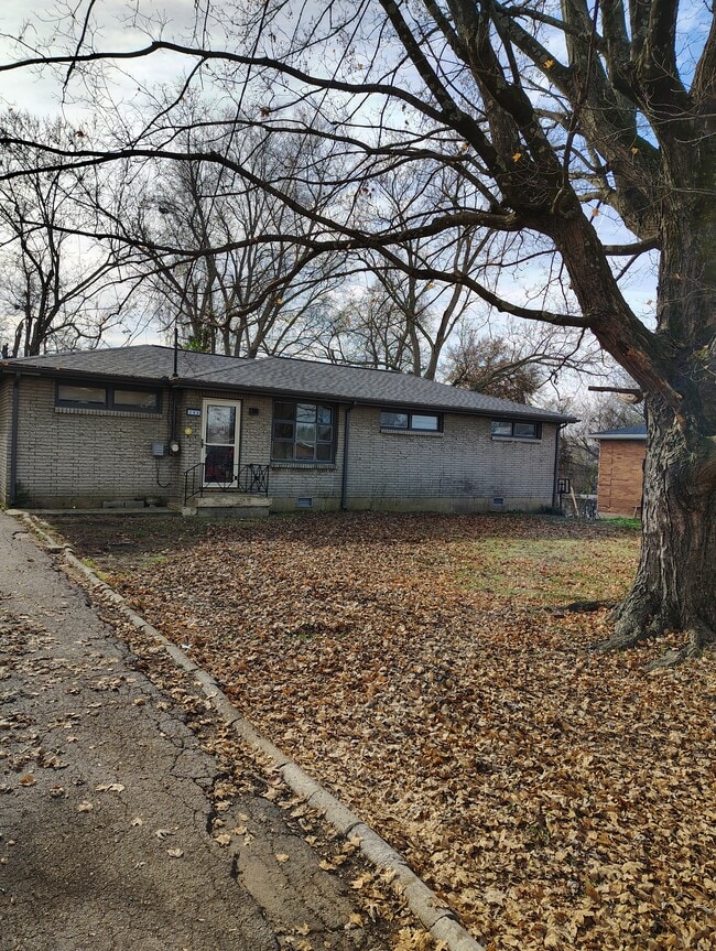 Building Photo - 293 Garry Dr