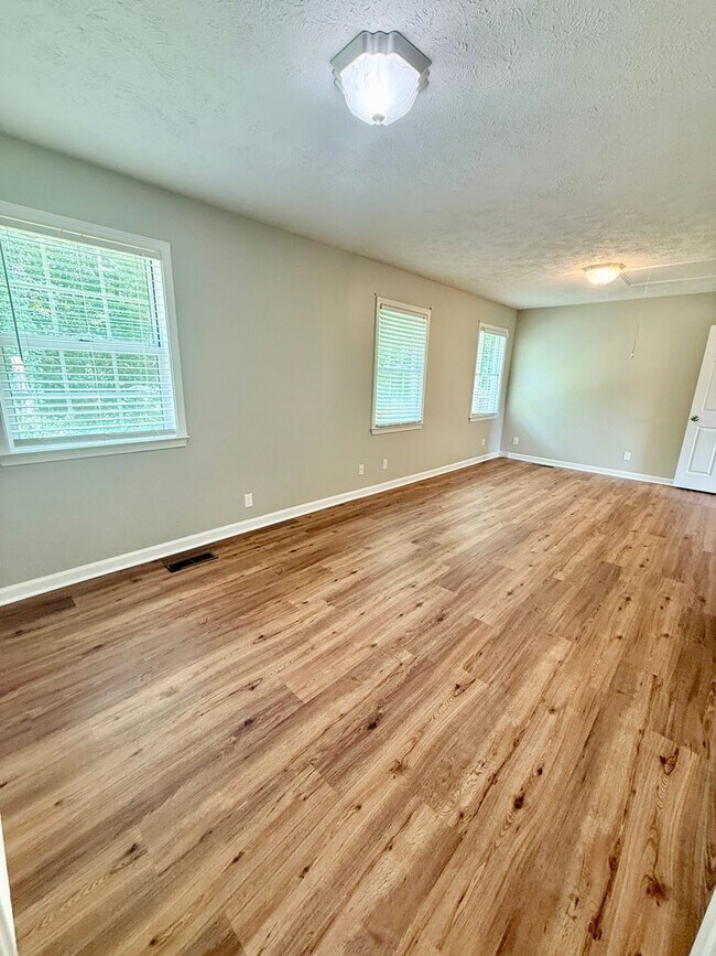 Building Photo - 3 Bedroom 2.5 Bath House + Garage + Fenced...