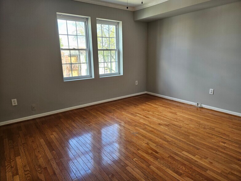 Building Photo - 330 Delafield Pl NW